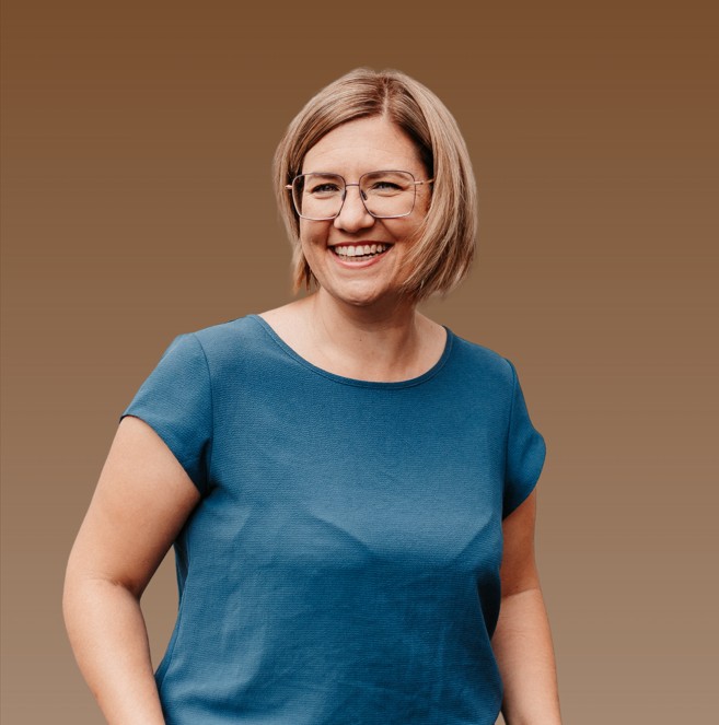 Simona Buch in der Hand, lacht